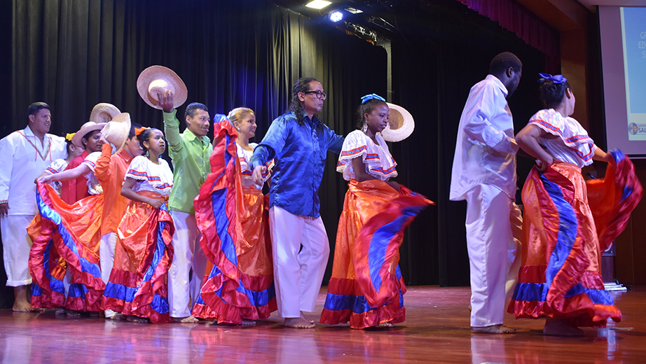 Presentación artística de la Unidad Educativa Especializada Nuestra Señora del Carmen de Ricaurte