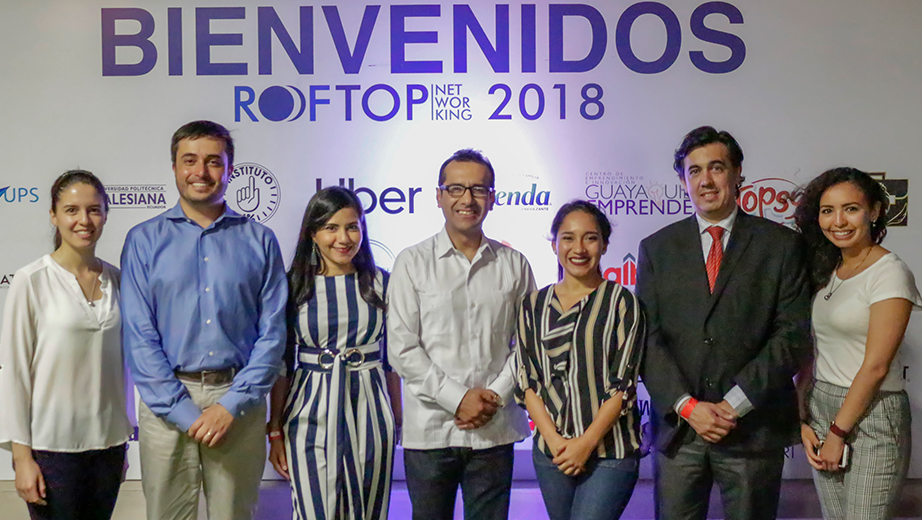 Autoridades, profesores y estudiantes que asistieron al Rooftop Networking