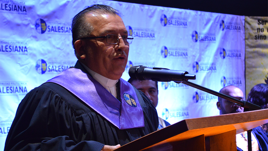 P. Francisco Sánchez, Inspector de los Salesiano y Canciller de la UPS se dirige a los nuevos ingenieros en el Campus Sur