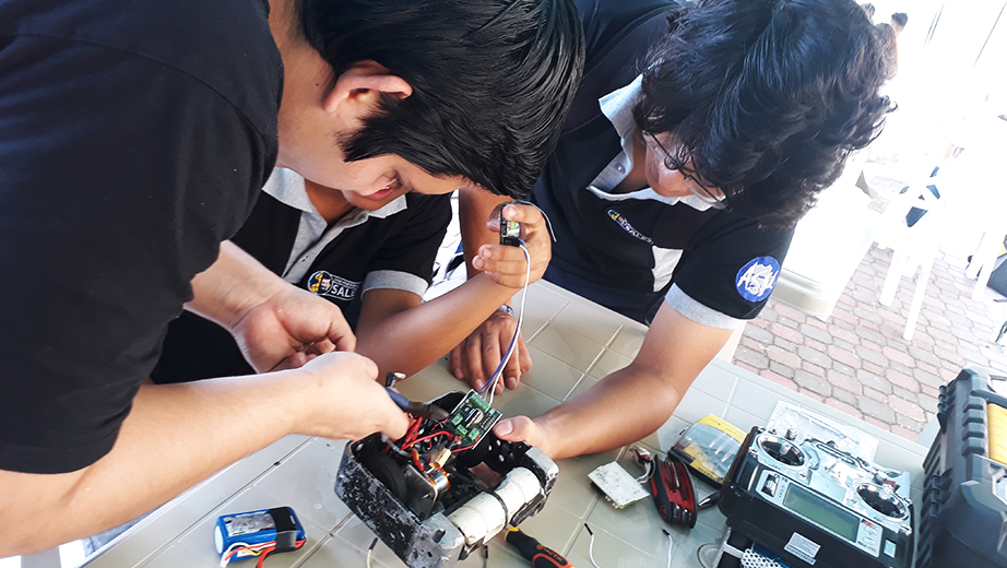 Preparación de Robot por parte de los estudiantes del club de robótica