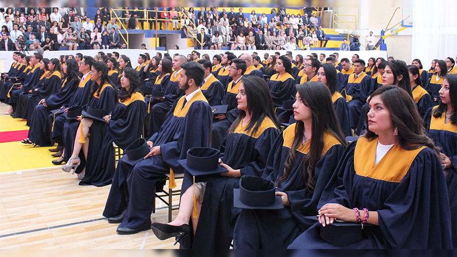 Ceremonia de incorporación realizada en el coliseo del campus El Girón