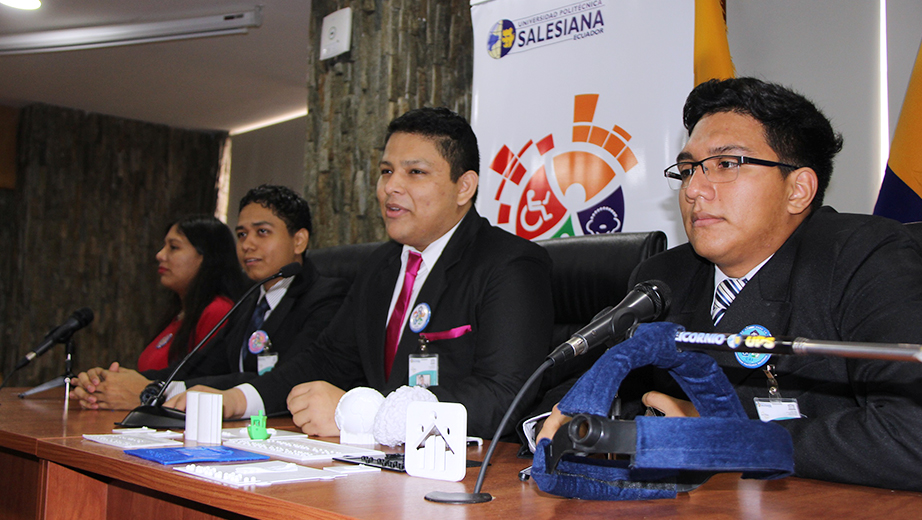 Estudiantes durante la presentación de los dispositivos inclusivos