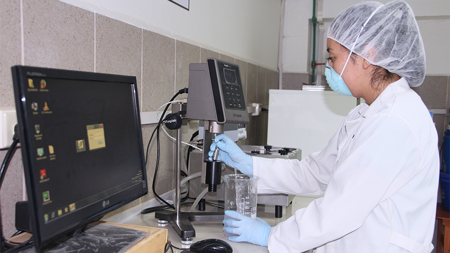 Estudiante de Biotecnología practicando con el nuevo Corneometer y el Colorímetro