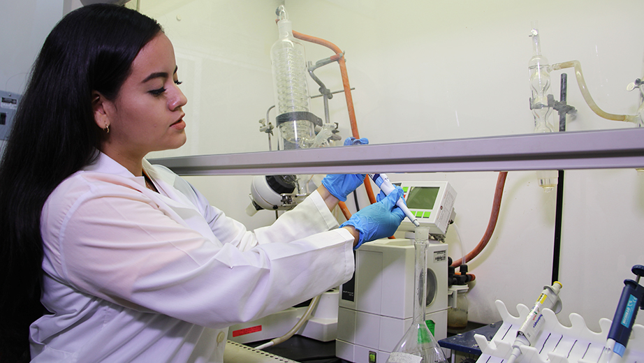 Estudiante de La Salesiana realizando su práctica en el laboratorio de la carrera de Biotecnología