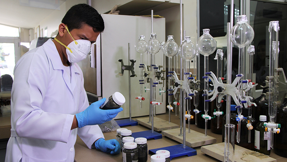 Estudiantes de la Sede Guayaquil en uno de los laboratorios de la carrera de Ingeniería Ambiental