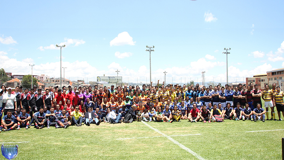 Participantes del torneo, acompañados del Rector de la UPS, P. Javier Herrán, y el Vicerrector de la sede Cuenca, César Vásquez