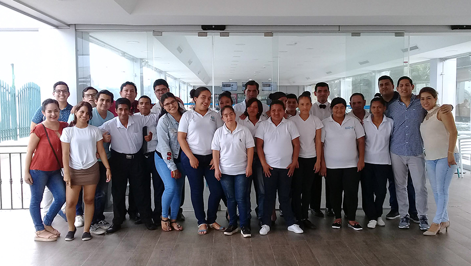 Estudiantes de Administración de Empresas junto al personal de la Fundación NURTAC