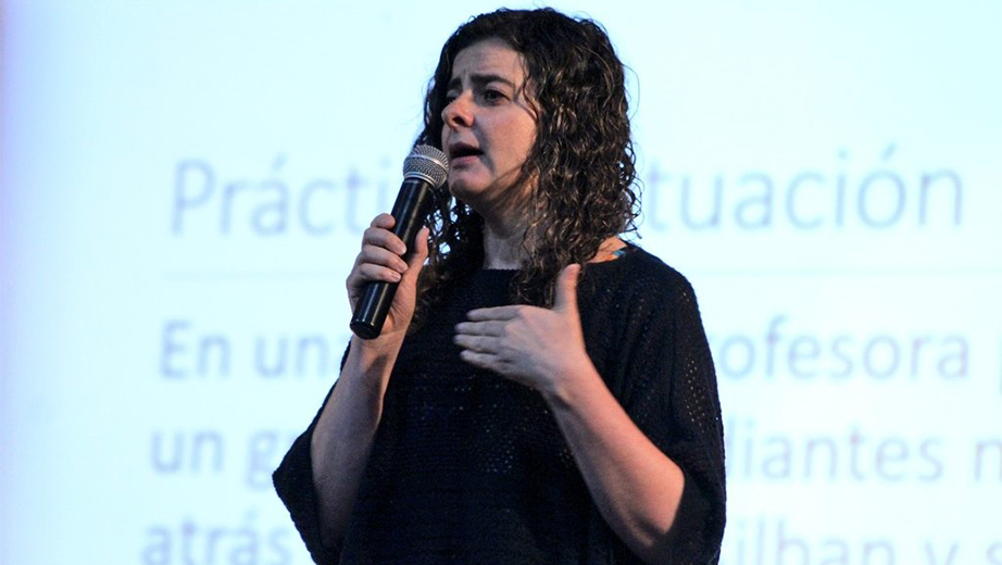 Paz Guarderas, profesora de La Salesiana durante su intervención