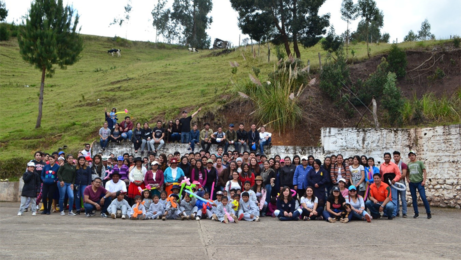 Estudiantes de la UPS junto a los alumnos de la escuela, padres de familia y persona de la comunidad que trabajaron en la siembra de árboles