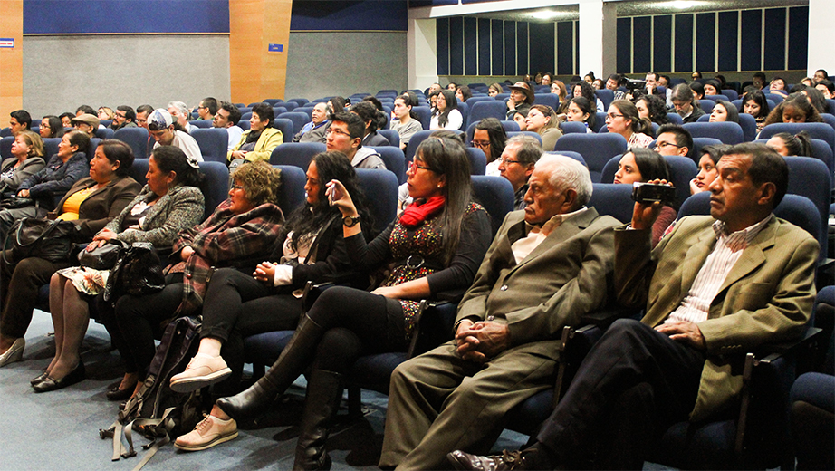 Presentación del libro con representantes del sector La Magdalena y estudiantes de La Salesiana en el campus El Girón