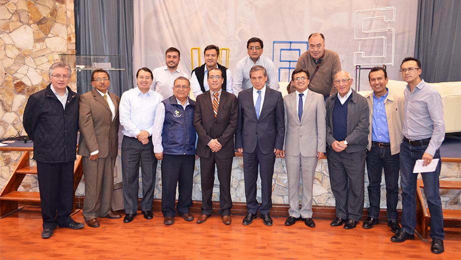 Foto grupal con las autoridades de las universidades de la ciudad, y autoridades salesianas.