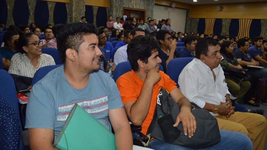 Estudiantes de diversas carreras de la sede Guayaquil que asistieron al conversatorio