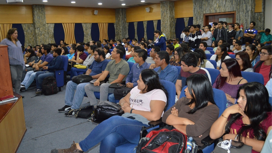 Estudiantes de diversas carreras de la sede Guayaquil que asistieron al conversatorio