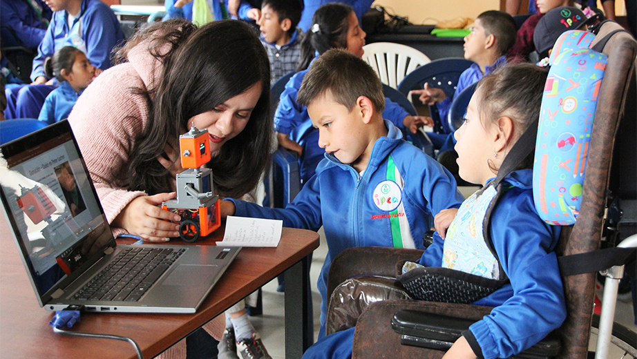 Anita Parra, realiza una demostración del dispositivo a niños del instituto