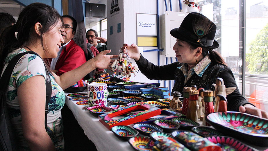Estudiante presenta proyecto de emprendimiento de artesanías en tagua