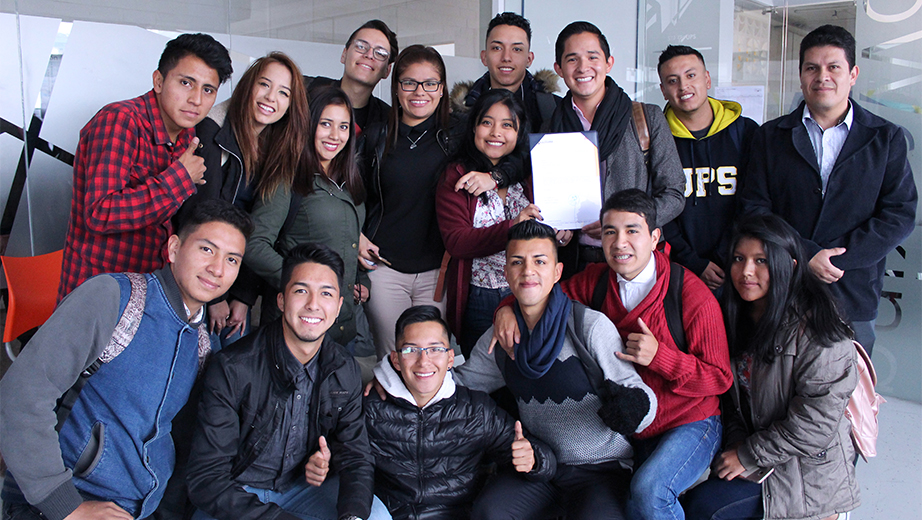 Estudiantes reciben reconocimiento por el segundo lugar en concurso de ponencias