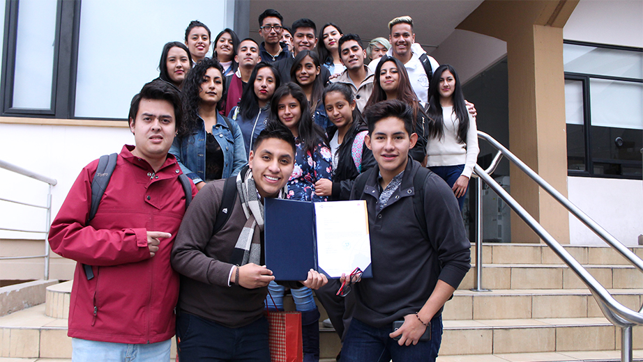 Estudiantes reciben reconocimiento por el primero lugar en concurso de ponencias