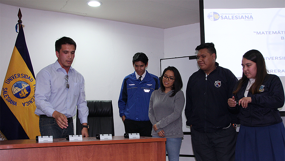 Fernando Guerrero, realizando una demostración de una aplicación de la matemática a la electrónica y automatización a través de la programación de robots