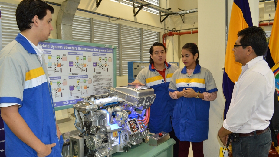 Estudiantes de automotriz durante las actividades del proyecto