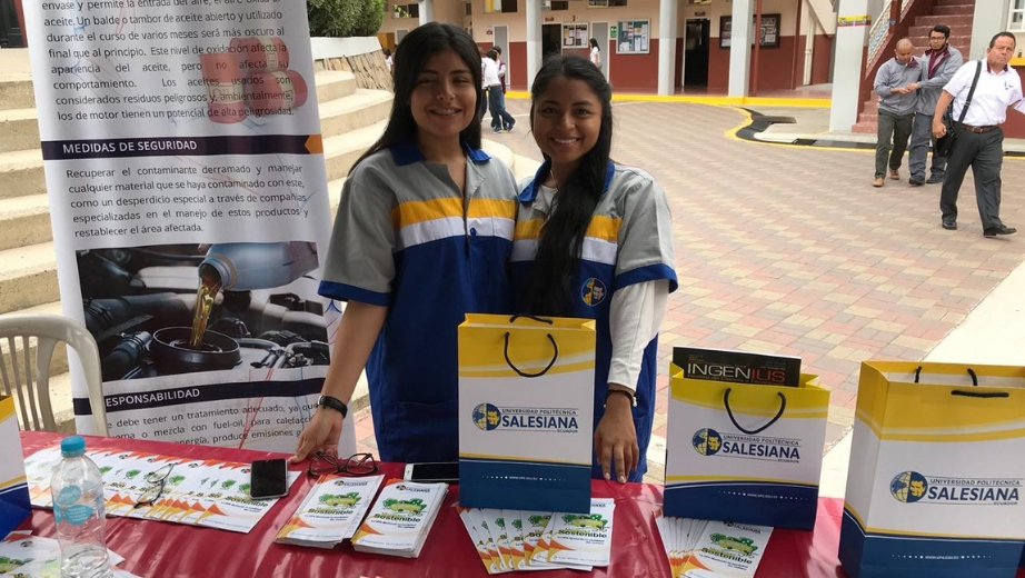 Estudiantes de Ingeniería Automotriz durante uno de los colegios visitados