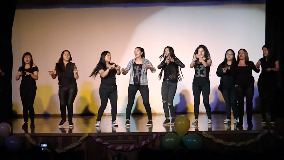 Estudiantes de la carrera de Pedagogía interpretan una canción con lenguaje de señas