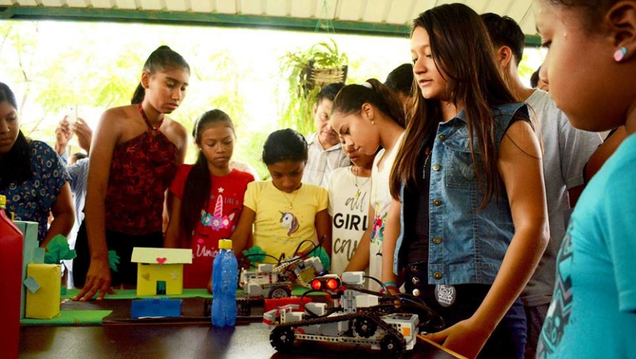 Niños, niñas y jóvenes durante la sexta feria 