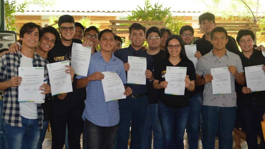 Estudiantes de La Salesiana reciben reconocimientos por parte de la Fundación Hogar de Cristo