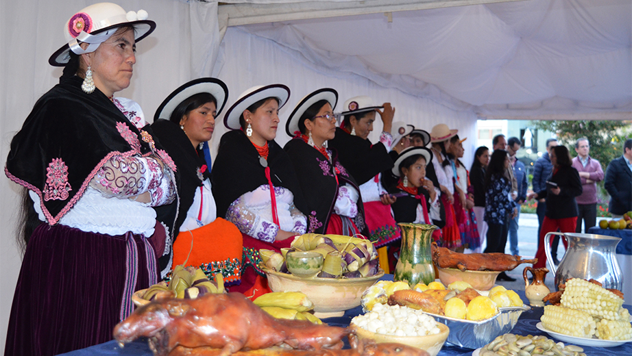 Stand con gastronomía típica de la cultura cañari presentado por los estudiantes de Pedagogía