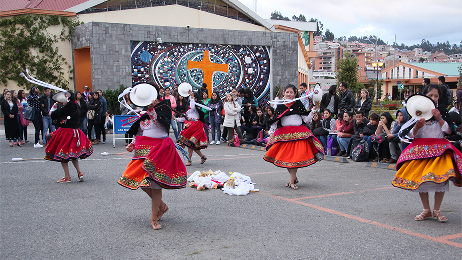 Presentación del grupo de danza ASU Yachaykuna de la UPS