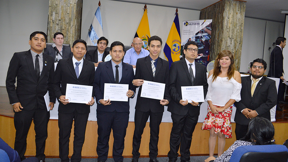 Miembros de la nueva directiva Rama Estudiantil IEEE durante la firma del acta