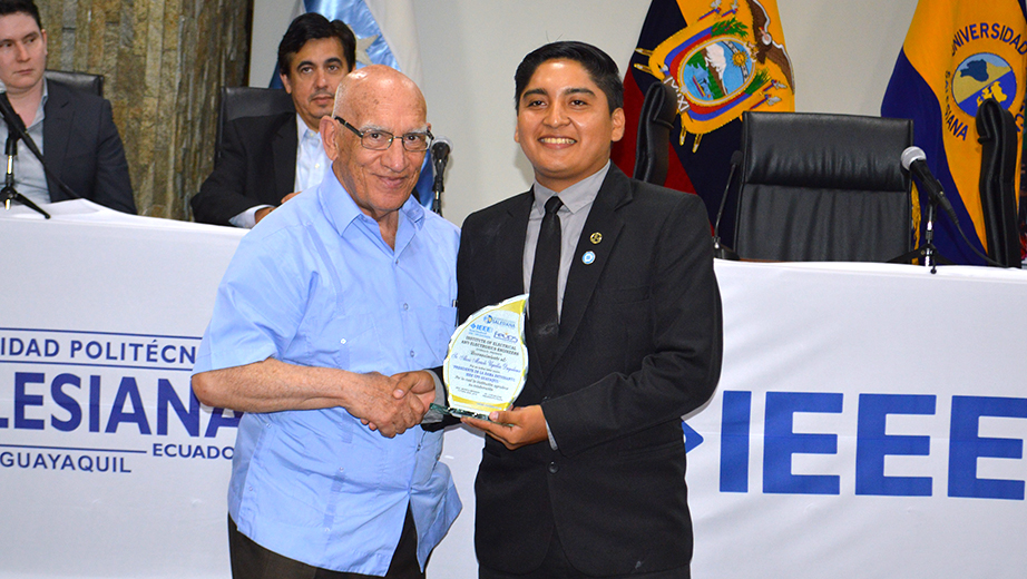 P. Javier Herrán, entrega un reconocimiento al presidente saliente de la Rama Estudiantil IEEE