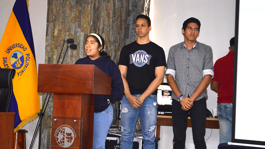 Estudiantes durante la presentación de sus proyectos