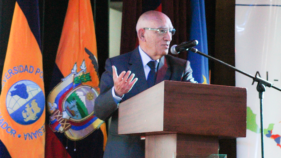 P. Javier Herrán, Rector, durante su conferencia de inauguración