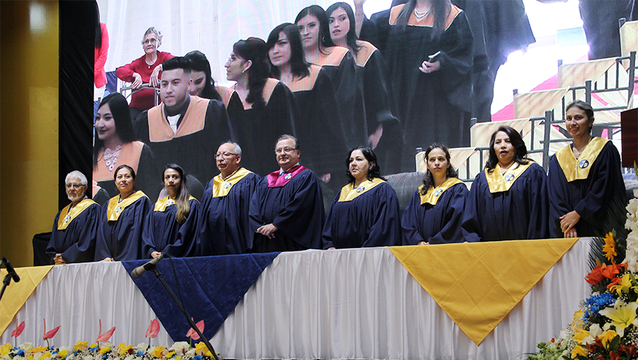 Mesa directiva en la ceremonia de incorporación realizada en el coliseo del campus El Girón