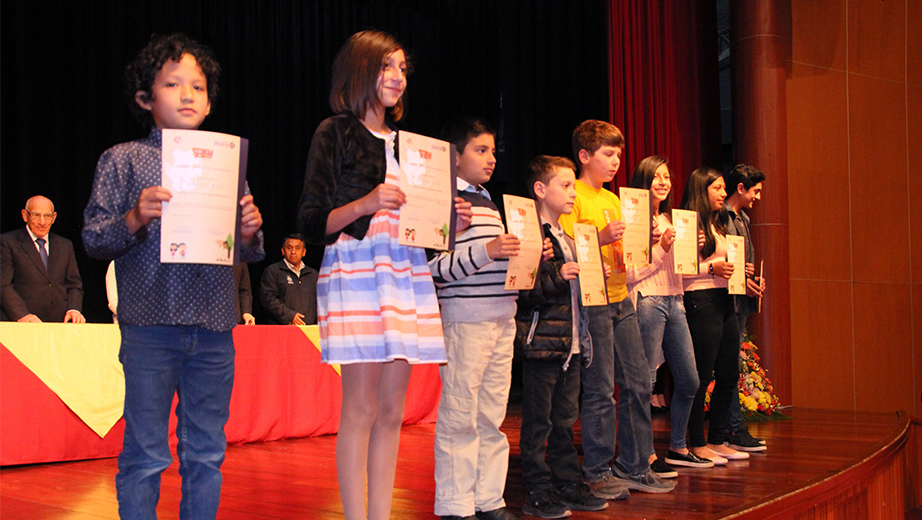 Niños y niñas asistentes al curso recibiendo sus respectivos certificados