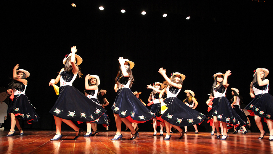 Presentación del grupo de danza folklórica de la Unidad Educativa Sagrados Corazones