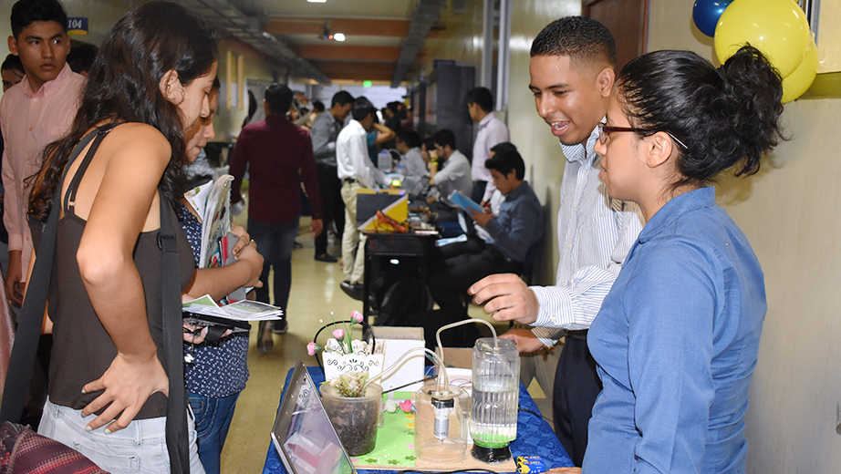 Estudiantes presentan proyectos tecnológicos en la sede Guayaquil