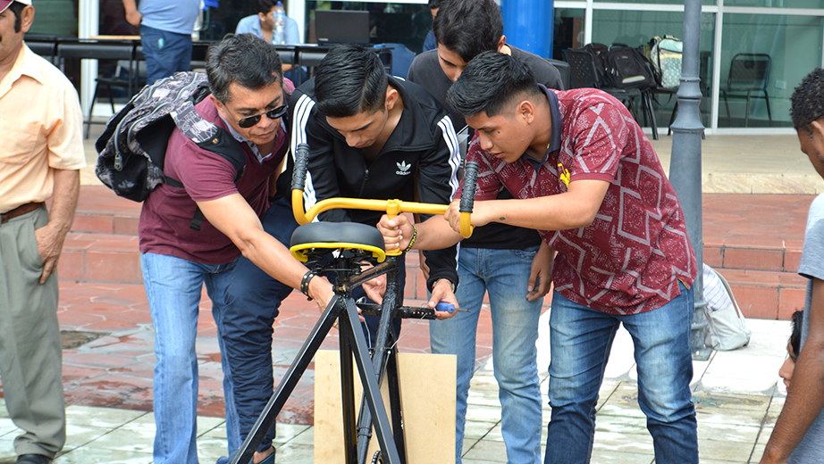 Previo a la competencia, estudiantes ajustan detalles en sus vehículos navales