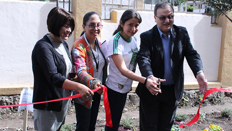 (De izq.) Margarita Guarderas, Laura Huachi, Johana Meneses y José Juncosa en el corte de cinta