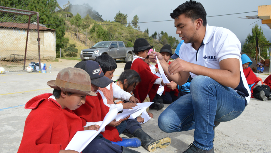 A student with children from the community of Simiatug