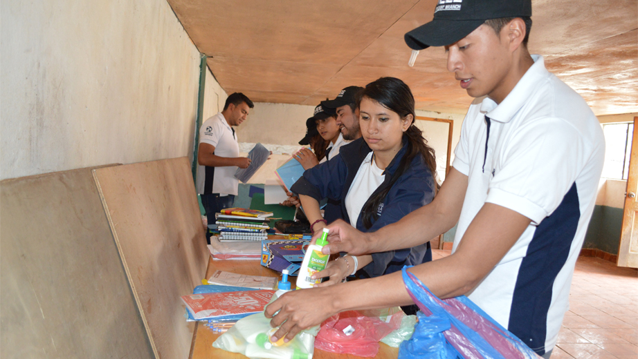 Estudiantes de La Salesiana arman los kits escolares para niños y niñas de sectores vulnerables.