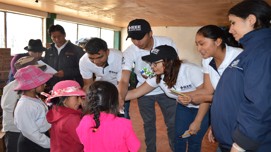 Entrega de material escolar recogido durante la campaña 