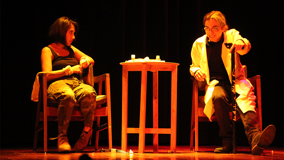 Integrantes de la Compañía de Teatro de la Sede Cuenca interpretando la obra
