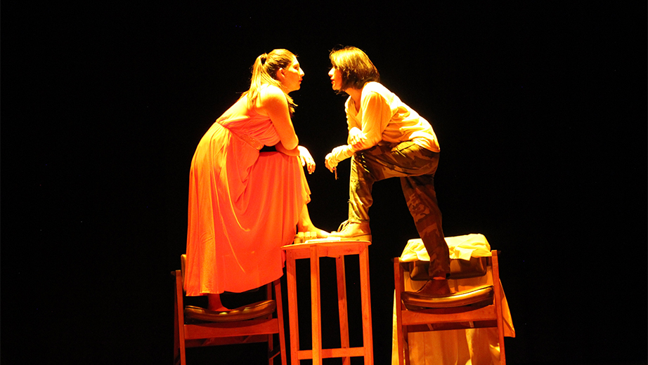 Integrantes de la Compañía de Teatro de la Sede Cuenca interpretando la obra 