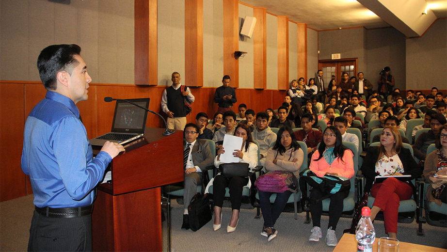 Milton Guamán, estudiante de Género y Desarrollo presentando la ponencia magistral