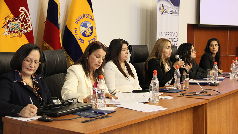 Integrantes de las universidades participantes en el foro interviniendo en la mesa redonda