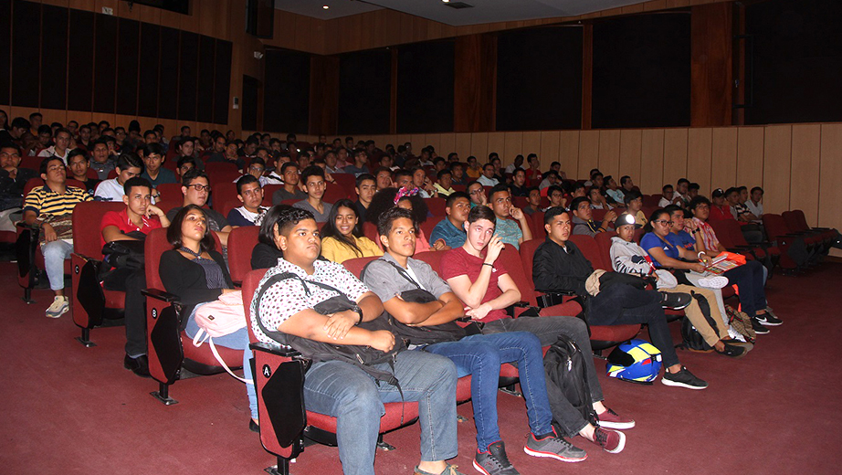 Estudiantes y profesores asistentes a la conferencia