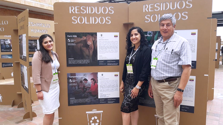 Autores del proyecto FertiMilk en la galería de la exposición de los 500 mejores proyectos presentados. (de izq.) Jéssica Guamán, Liseth Carlosama y Carlos Jumbo