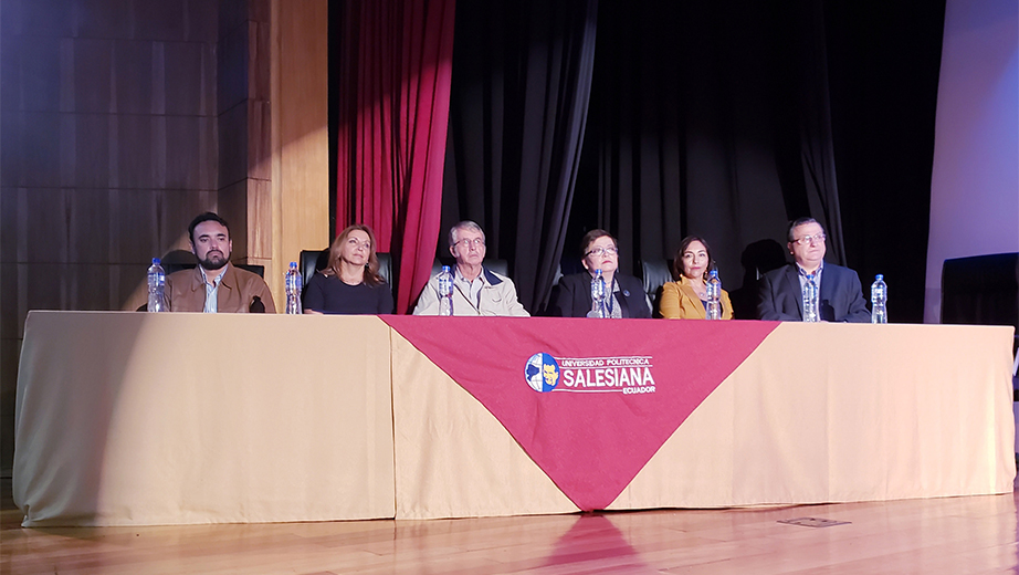 Mesa directiva Izq. Alex López, director provincial del MAG Pastaza; Angela Rosalva, gerente de AgroG2; Carlos Nieto, de la Universidad Central del Ecuador; Ma. Elena Maldonado, coordinadora de BIOARN; Tatiana Mosquera, coordinadora de investigación, sede Quito y José Juncosa, vicerrector de la sede Quito