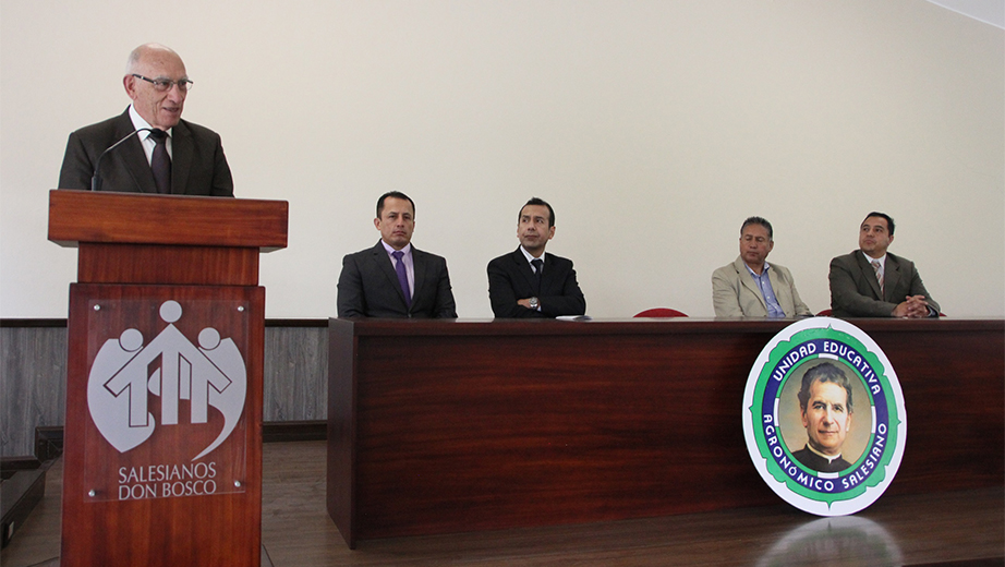 Padre Javier Herrán Gómez, rector de La Salesiana, en la inauguración del evento en Paute